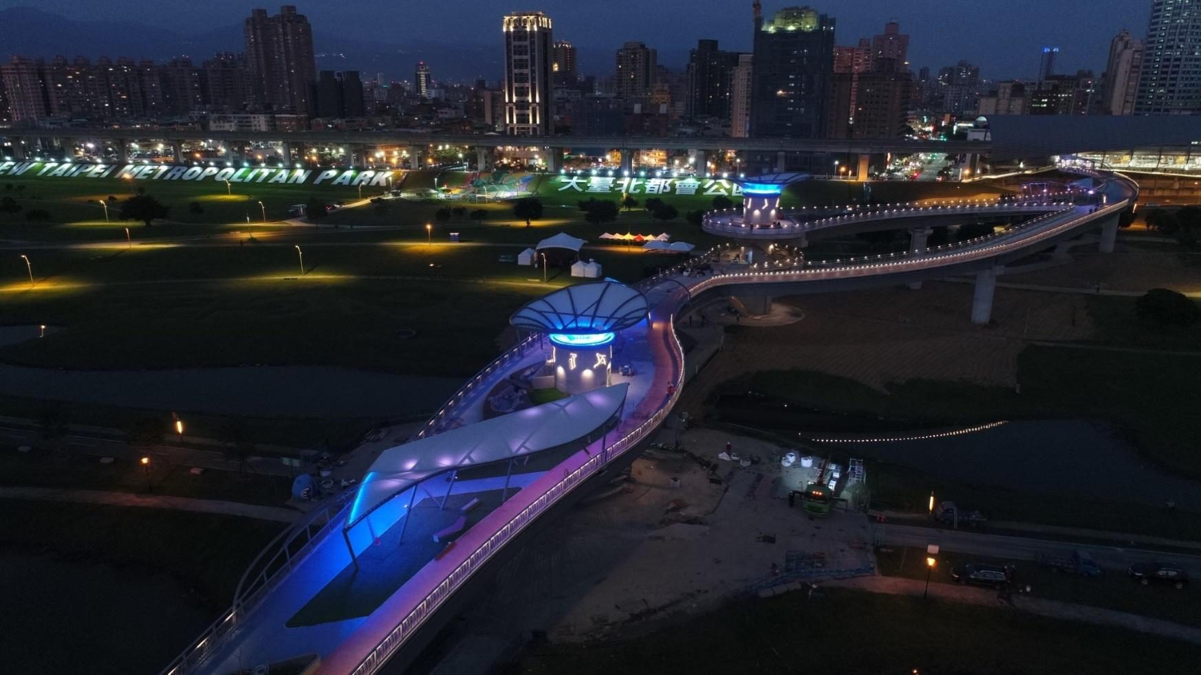 辰光橋與河濱公園夜景